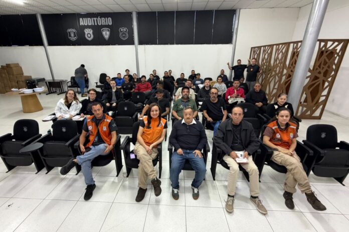 Defesa Civil de BC capacita voluntários em riscos geológicos