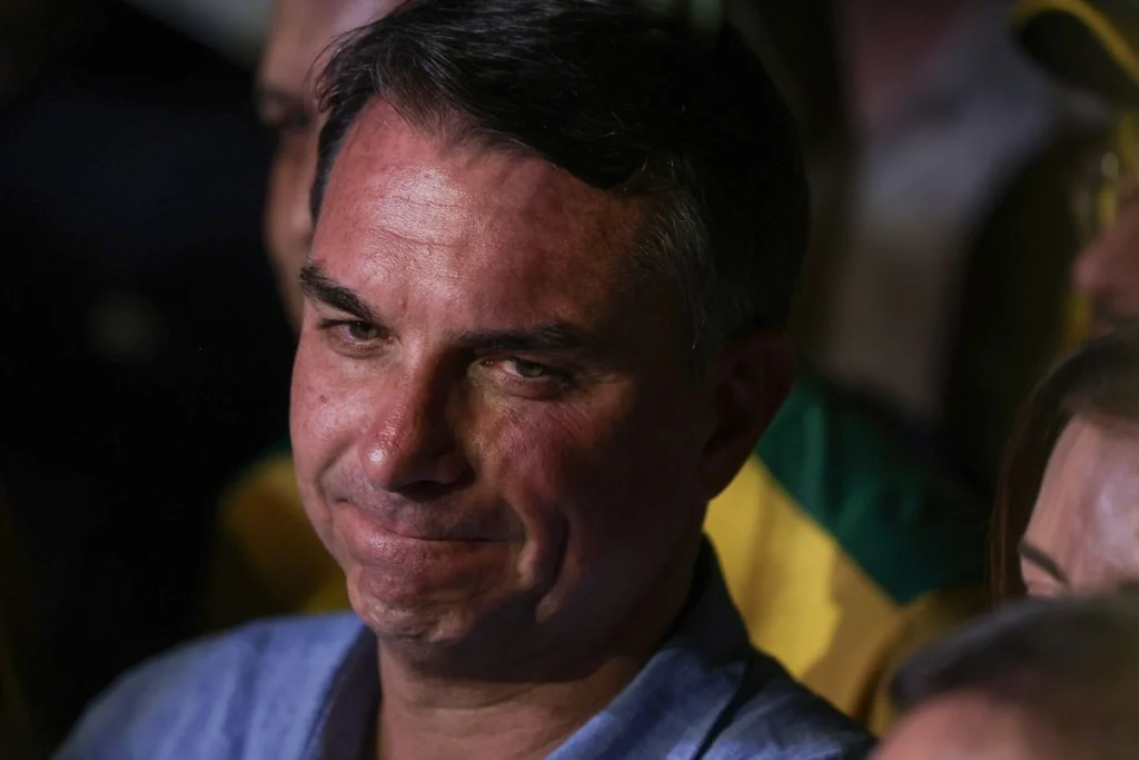 Apoio ao resultado das eleições contraria Flávio Bolsonaro
