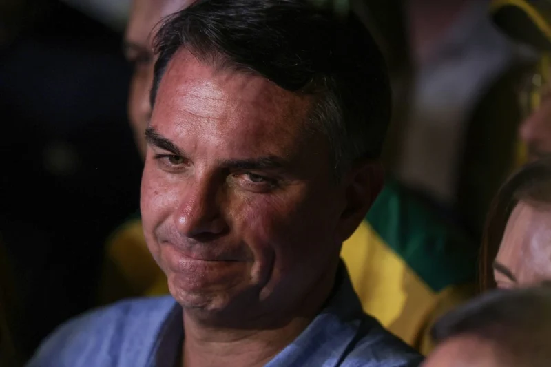Apoio ao resultado das eleições contraria Flávio Bolsonaro