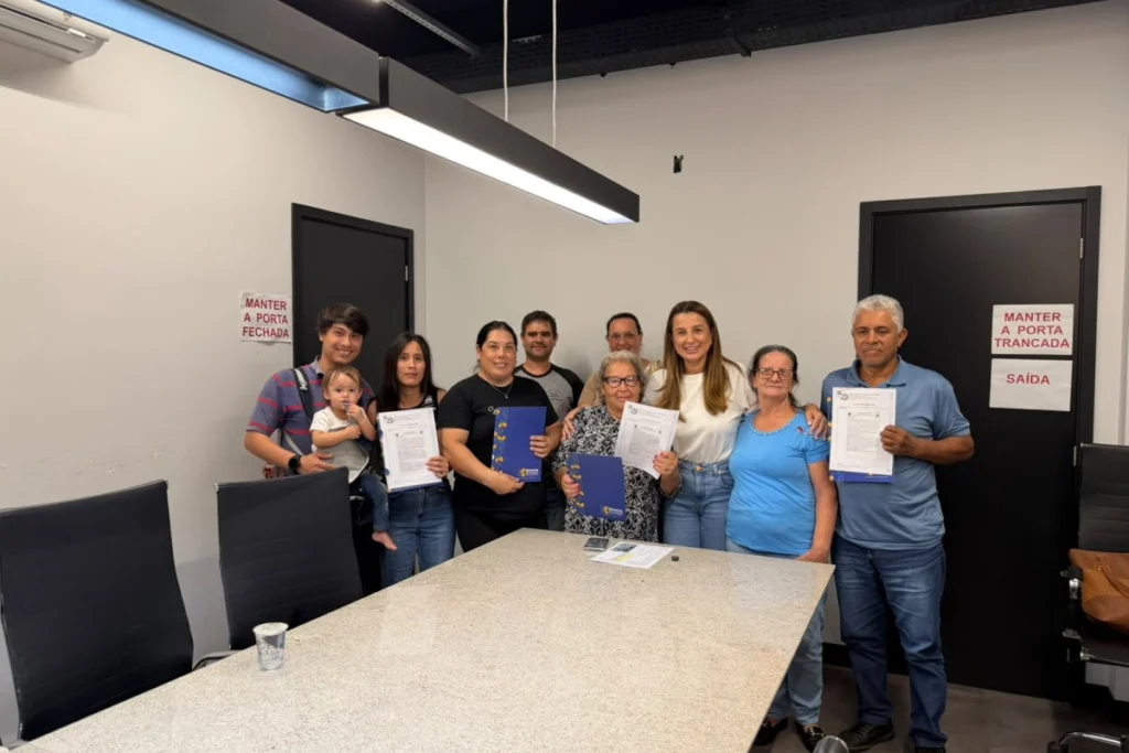 BC entrega cinco matrículas de regularização fundiária