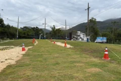 Campo do Estaleirinho passa por revitalização do gramado em BC
