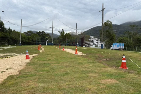 Campo do Estaleirinho passa por revitalização do gramado em BC
