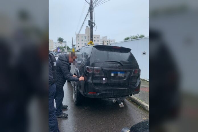 Carro bate em caminhonete em frente a escola em BC