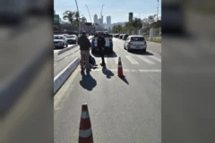Colisão entre carro e moto deixa mulher ferida em BC