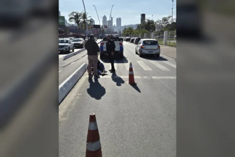 Colisão entre carro e moto deixa mulher ferida em BC