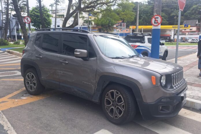 Colisão entre carros no cruzamento da Avenida Osmar Souza Nunes em BC