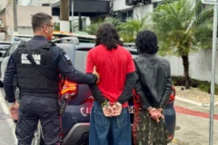 Dois homens são presos por furto de álcool em supermercado