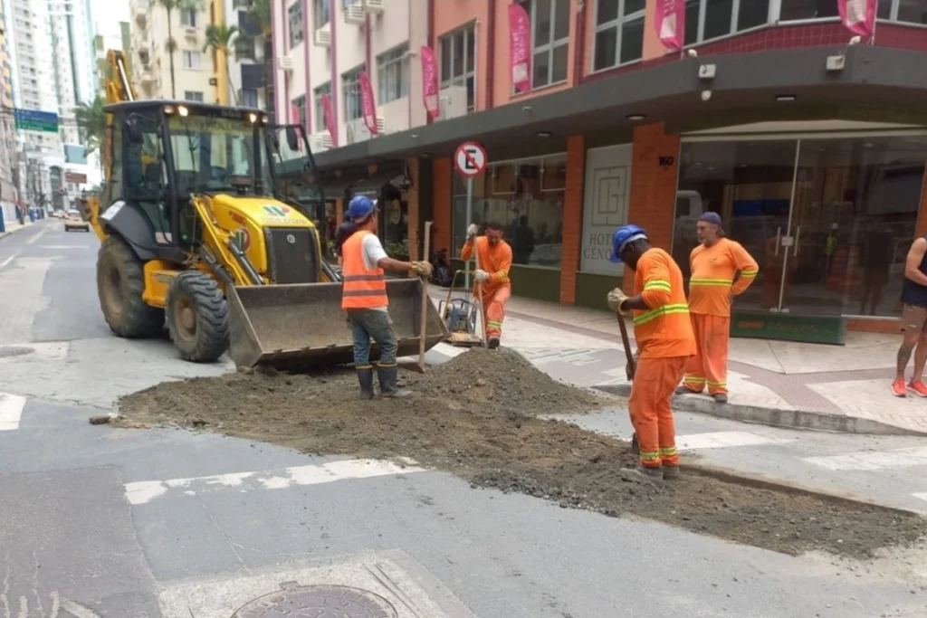 Emasa intensifica ligações à rede de esgoto na Rua 3700 em BC