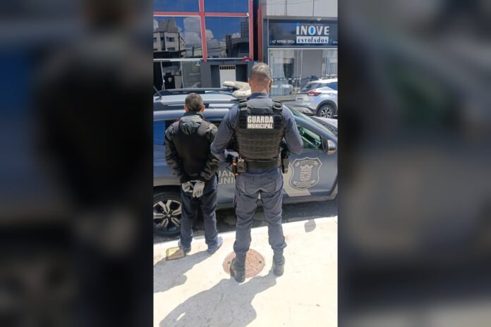 Homem é preso em BC por descumprir medida protetiva