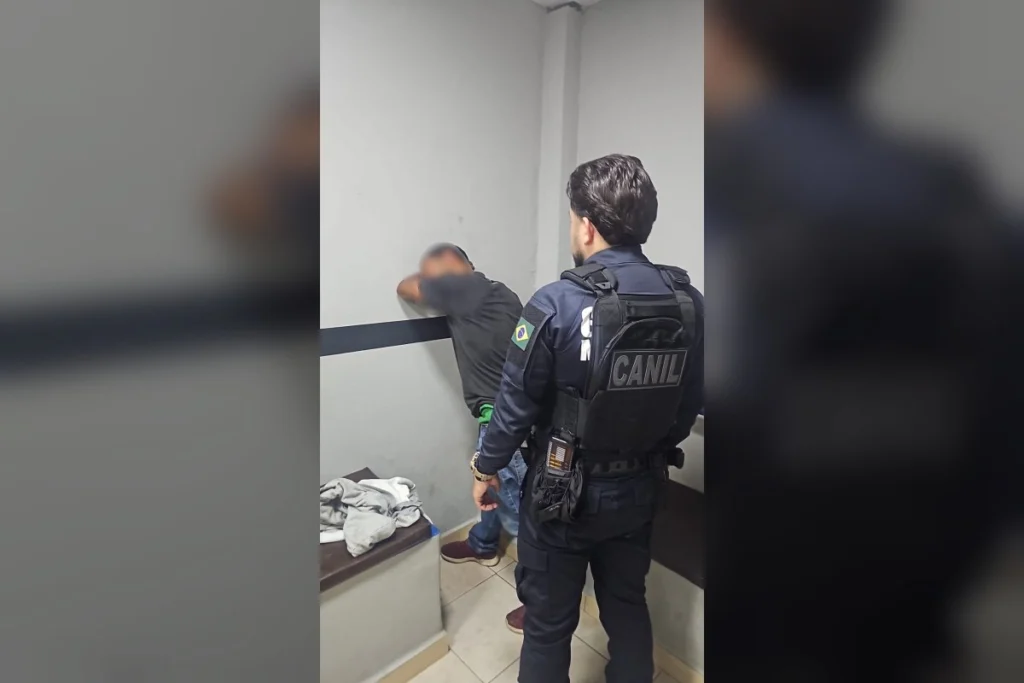 Homem preso em BC após furtar windbanners e agredir guardas