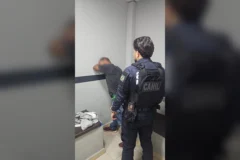 Homem preso em BC após furtar windbanners e agredir guardas