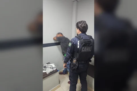 Homem preso em BC após furtar windbanners e agredir guardas
