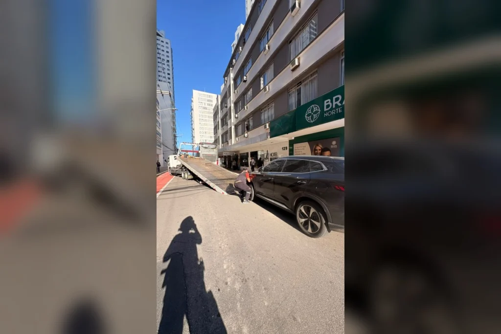 Motocicleta com licenciamento vencido é removida em BC