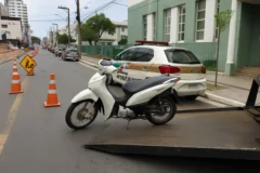 Motoneta com mais de R$ 40 mil em débitos é removida em BC