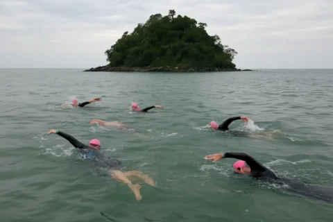 Natação em BC faz ação do Outubro Rosa na Ilha das Cabras