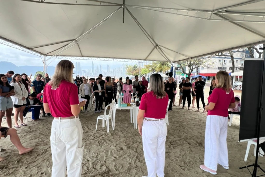 Natação em BC une esporte e prevenção no Outubro Rosa