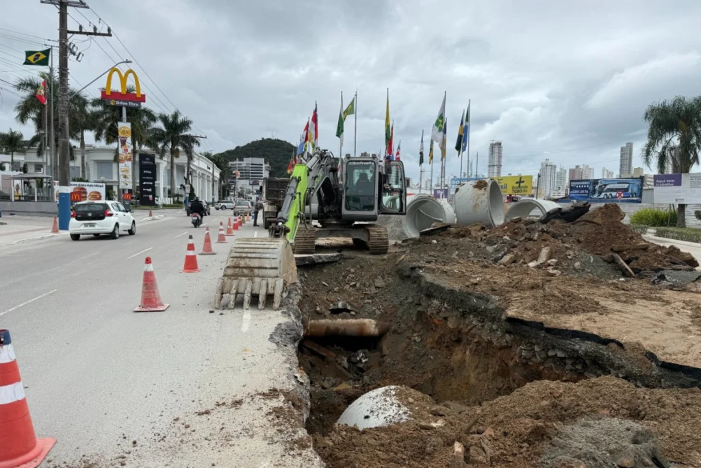 Obra de drenagem da Avenida do Estado avança 50% em BC