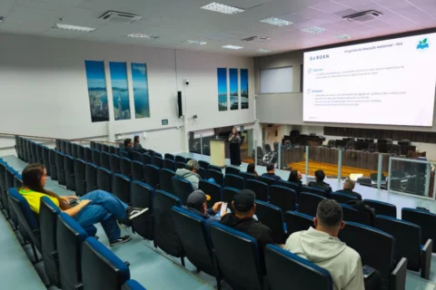Reunião de SC apresenta gestão ambiental da orla da Praia Central em BC