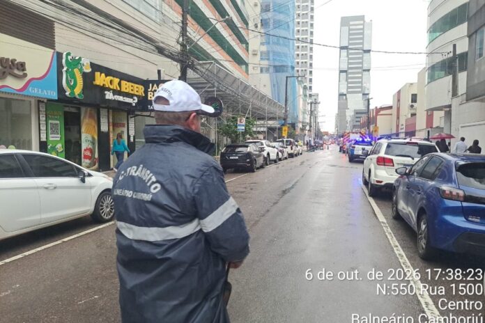 Rua 1500 bloqueada após queda de estrutura de prédio em BC
