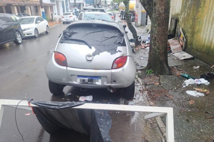 Veículo abandonado é removido na Rua Andorinha em BC