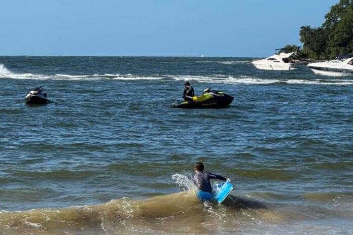Polícia flagra uso irregular de jet skis e interdita ponto náutico na Praia de Laranjeiras