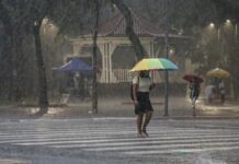 Céu nublado e nuvens carregadas sobre o litoral de Santa Catarina com risco de chuva forte.