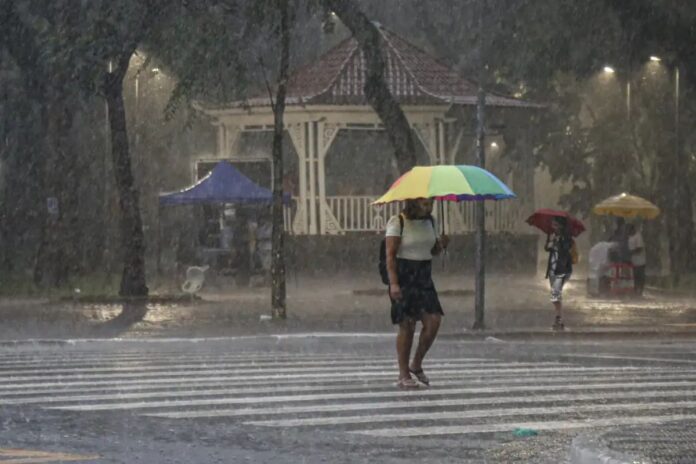Céu nublado e nuvens carregadas sobre o litoral de Santa Catarina com risco de chuva forte.