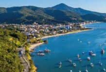 Vista aérea de prédios e litoral de Porto Belo, Santa Catarina, destaque no mercado imobiliário catarinense em 2025.