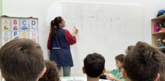 Crianças em sala de aula na rede municipal de Balneário Camboriú durante o período de rematrículas
