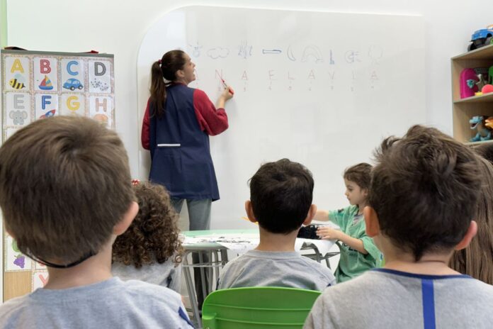 Crianças em sala de aula na rede municipal de Balneário Camboriú durante o período de rematrículas