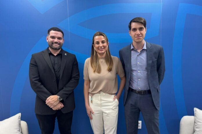 Prefeita de Balneário Camboriú discute parceria com representante da OMT