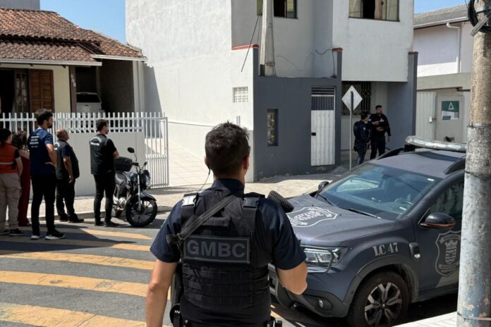 Operação integrada fiscaliza comércios de recicláveis em Balneário Camboriú