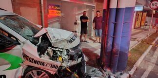Viatura da PM colide com poste e policiais ficam feridos em Balneário Camboriú