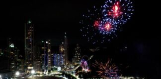 Teste de fogos antecipa espetáculo do Réveillon em Balneário Camboriú