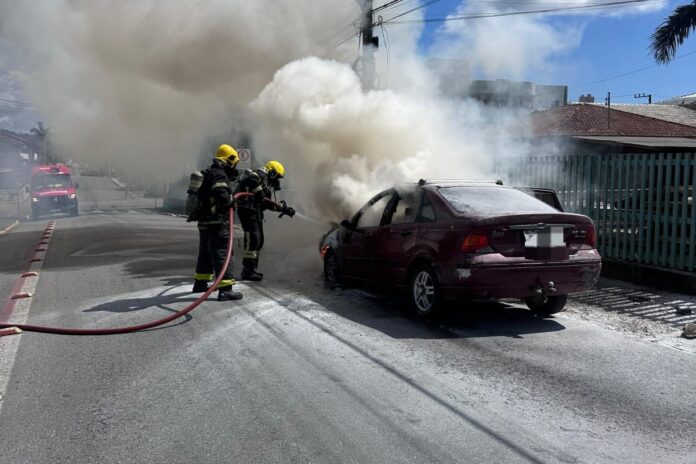 Carro é destruído por incêndio na região central de Camboriú