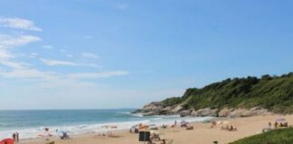 Balneário Camboriú prepara decreto para proibir naturismo na Praia do Pinho