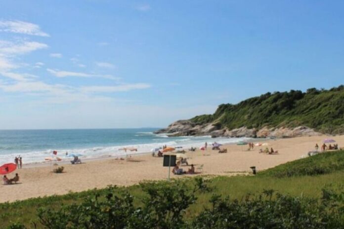 Balneário Camboriú prepara decreto para proibir naturismo na Praia do Pinho